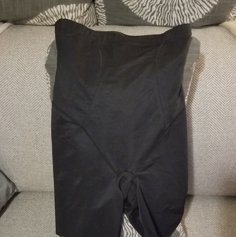 Maidenform- Black spanx size M.